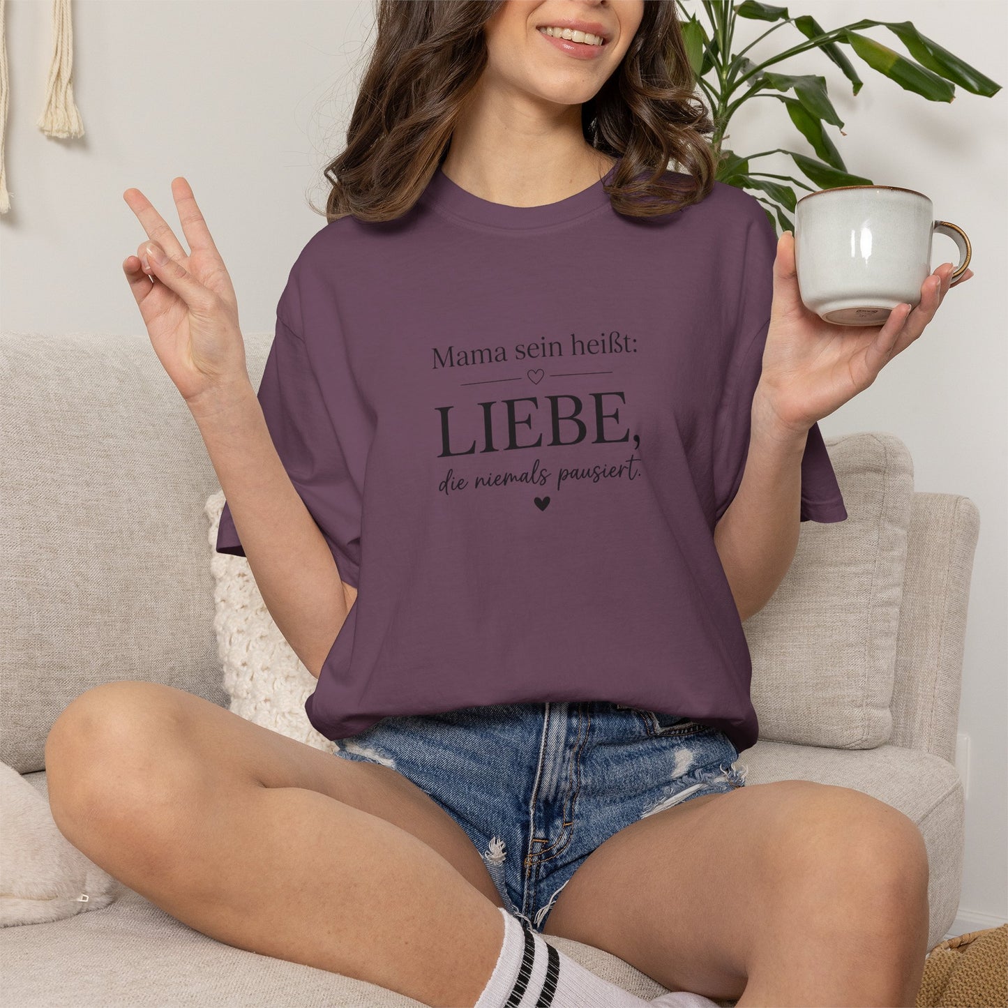 Mama sein heißt: Liebe die niemals pausiert — T-Shirt