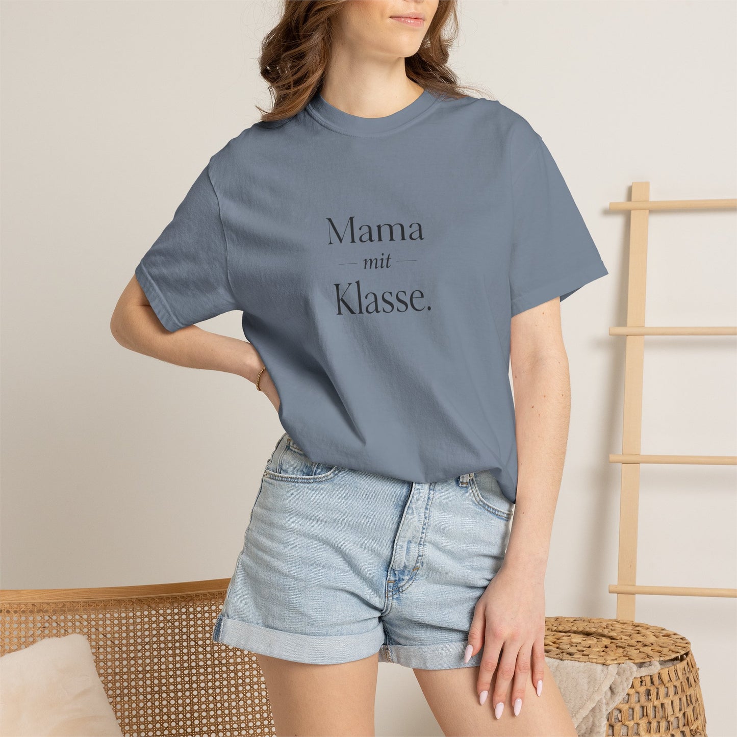 Mama mit Klasse T-Shirt — Stylish German 'Mama with Class' Tee