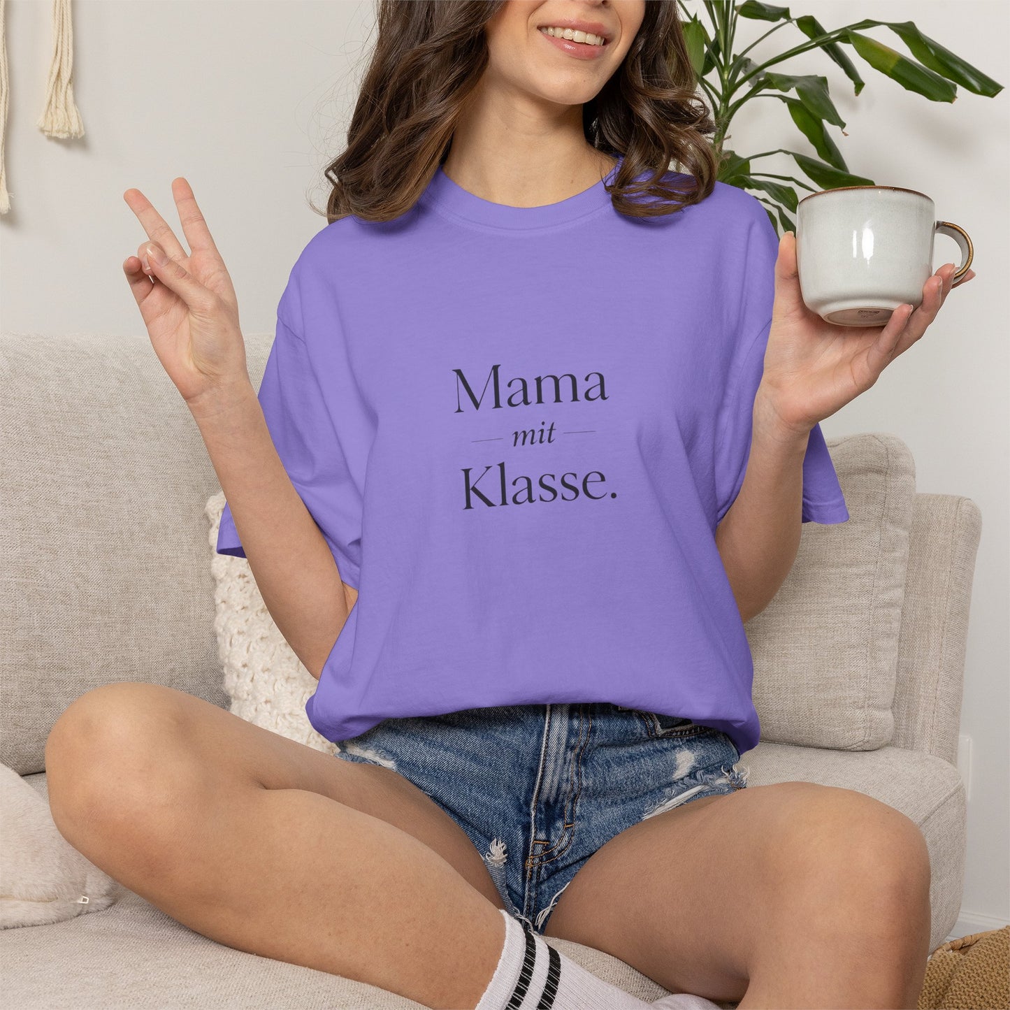 Mama mit Klasse T-Shirt — Stylish German 'Mama with Class' Tee