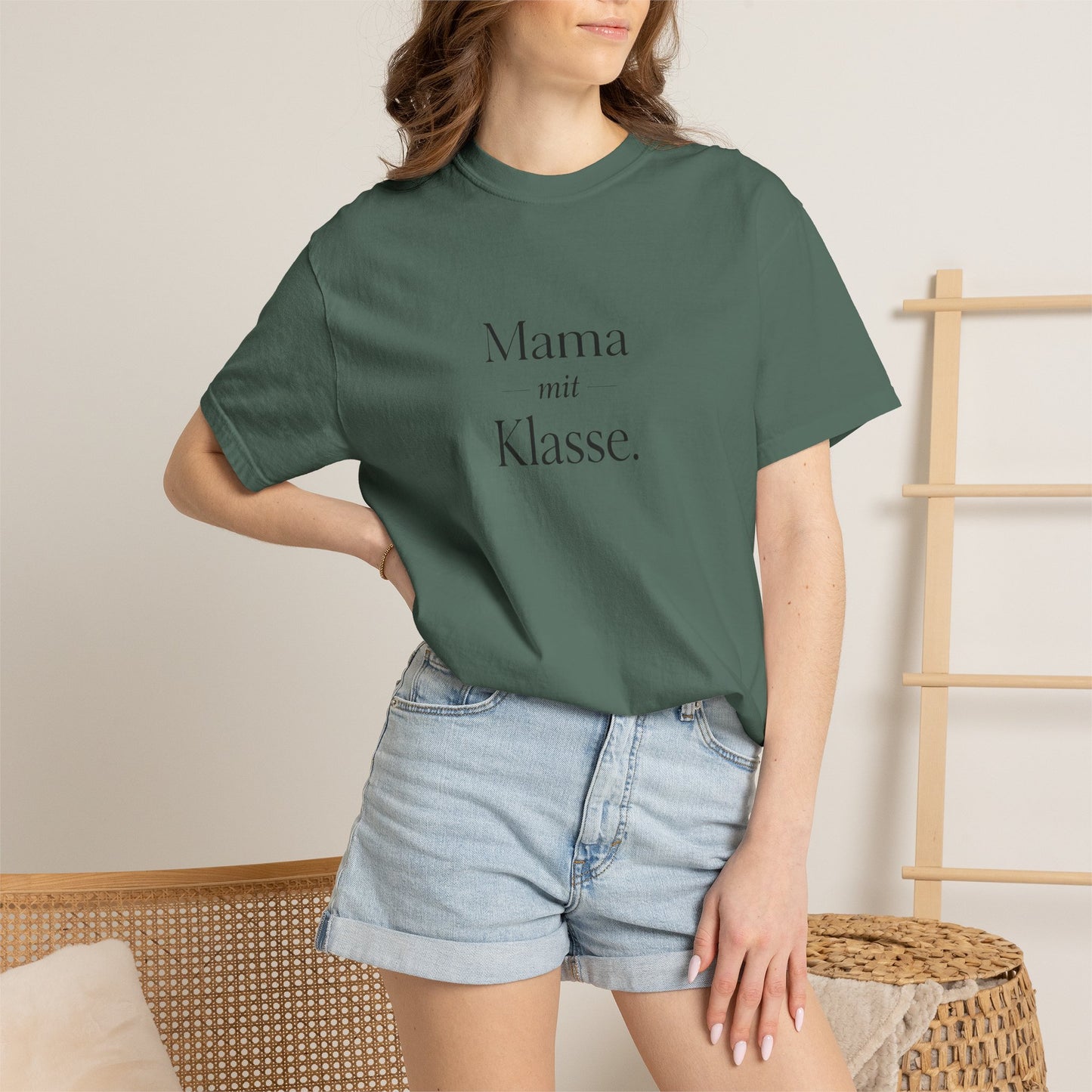 Mama mit Klasse T-Shirt — Stylish German 'Mama with Class' Tee