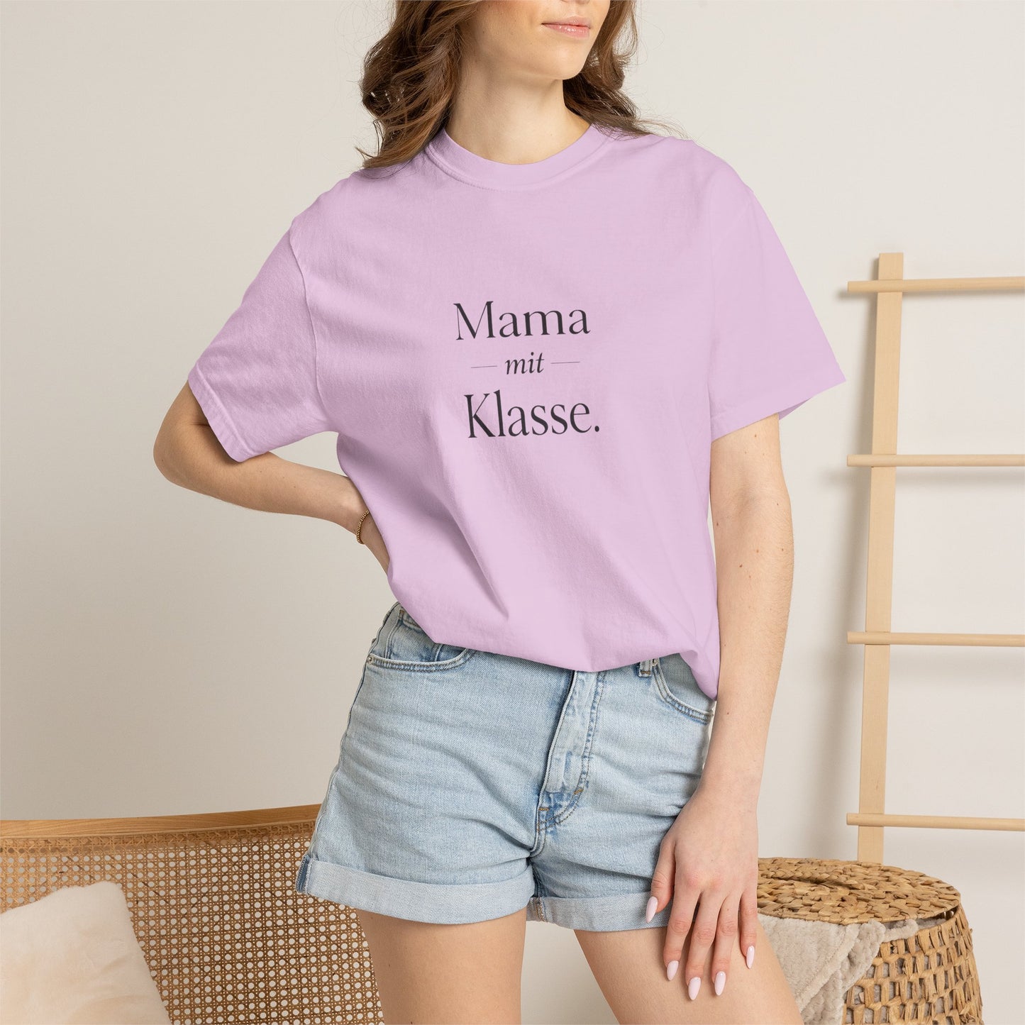 Mama mit Klasse T-Shirt — Stylish German 'Mama with Class' Tee