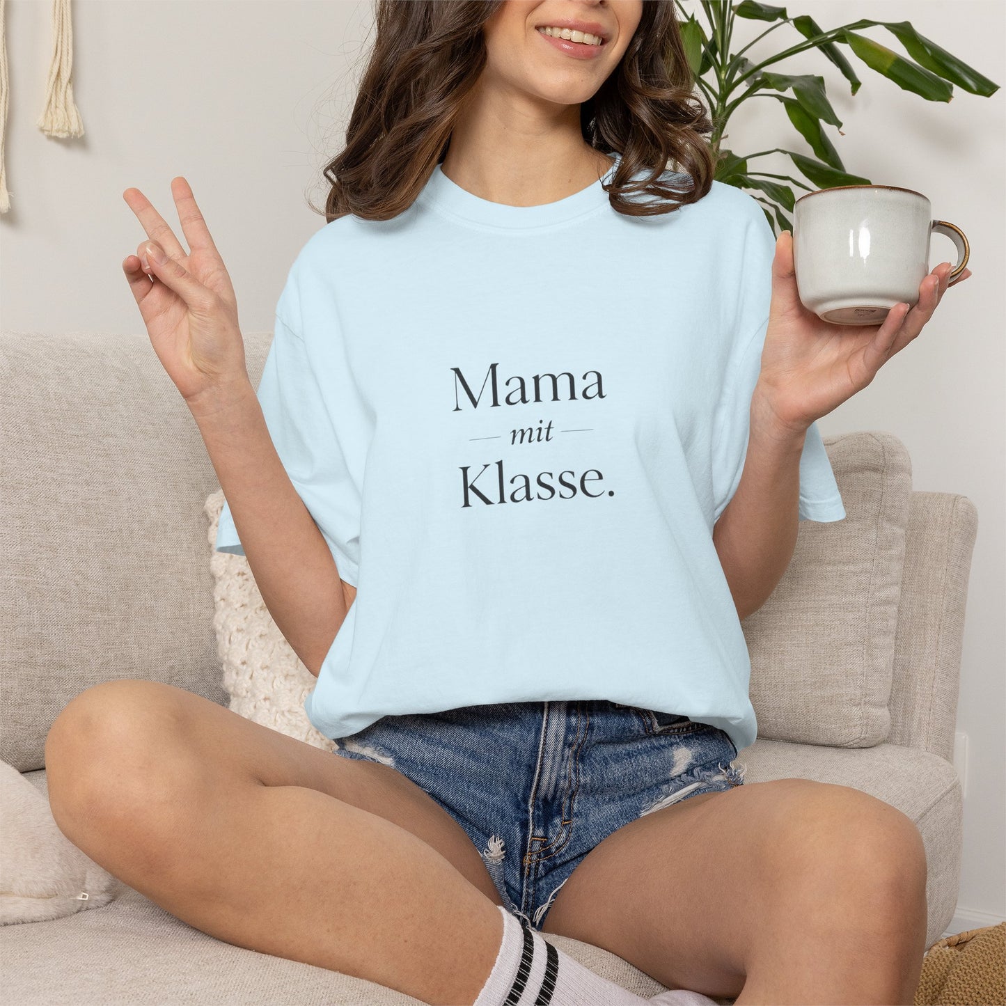 Mama mit Klasse T-Shirt — Stylish German 'Mama with Class' Tee