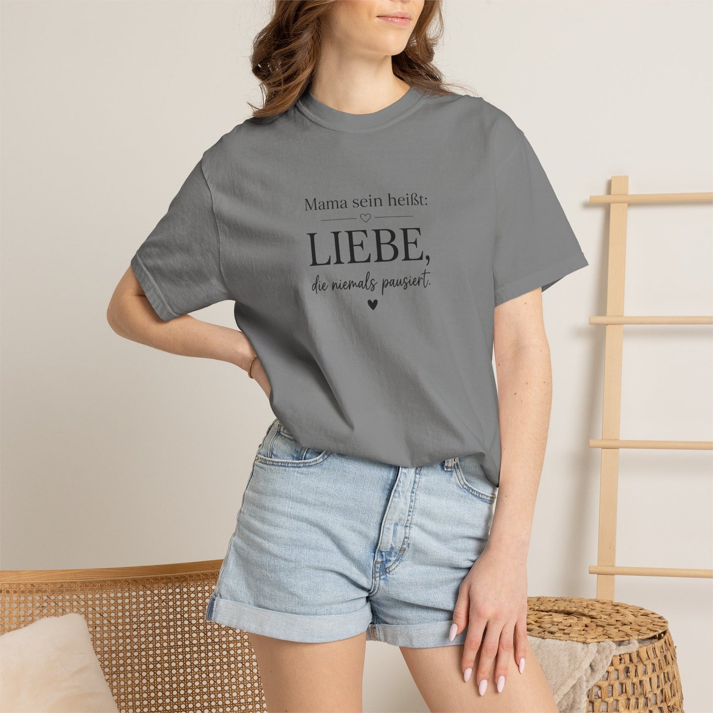 Mama sein heißt: Liebe die niemals pausiert — T-Shirt