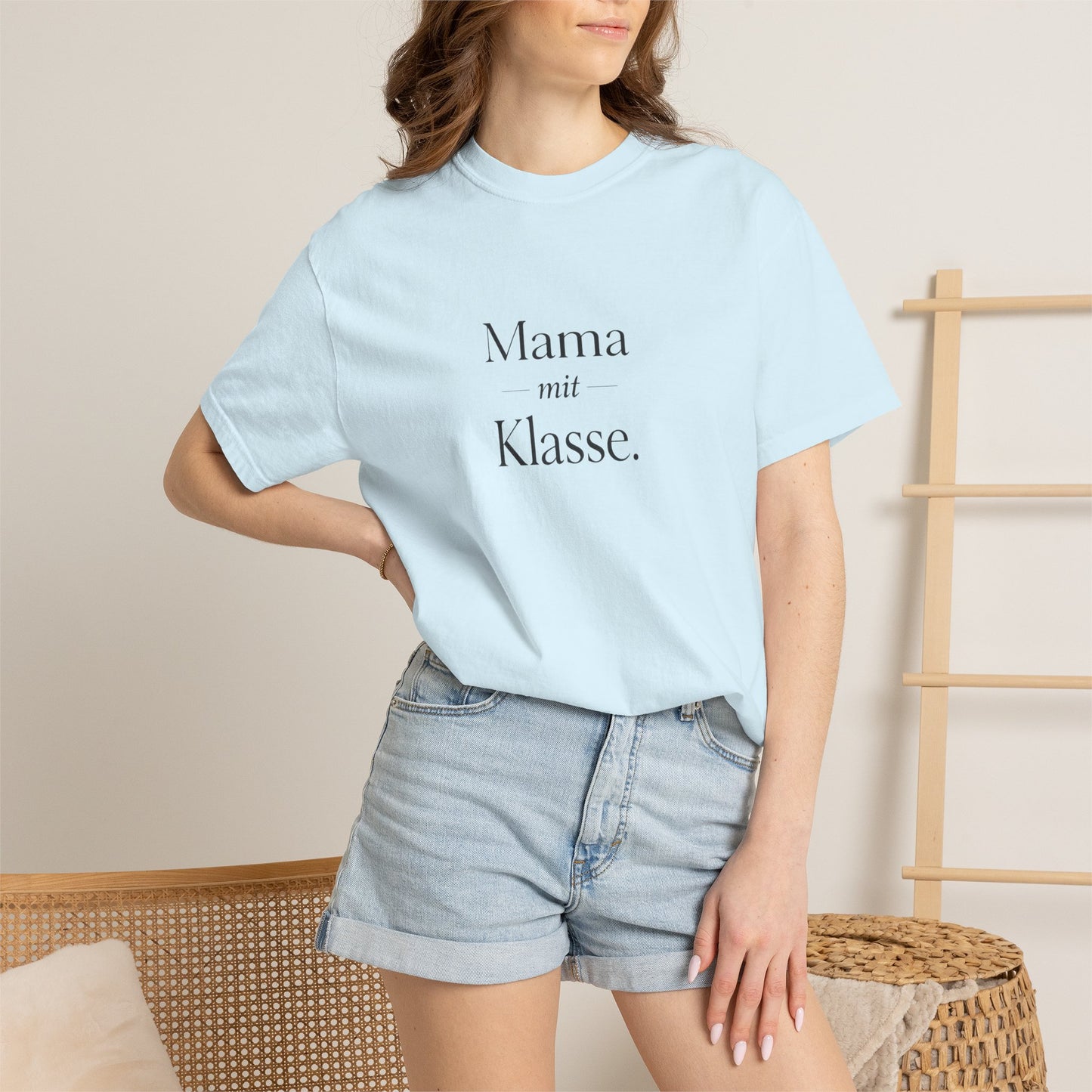 Mama mit Klasse T-Shirt — Stylish German 'Mama with Class' Tee