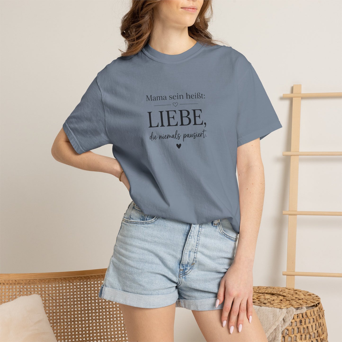 Mama sein heißt: Liebe die niemals pausiert — T-Shirt