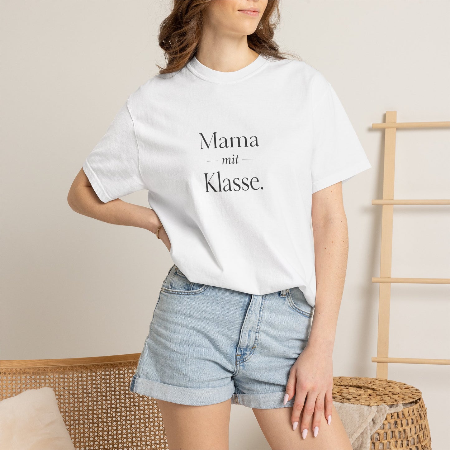 Mama mit Klasse T-Shirt — Stylish German 'Mama with Class' Tee