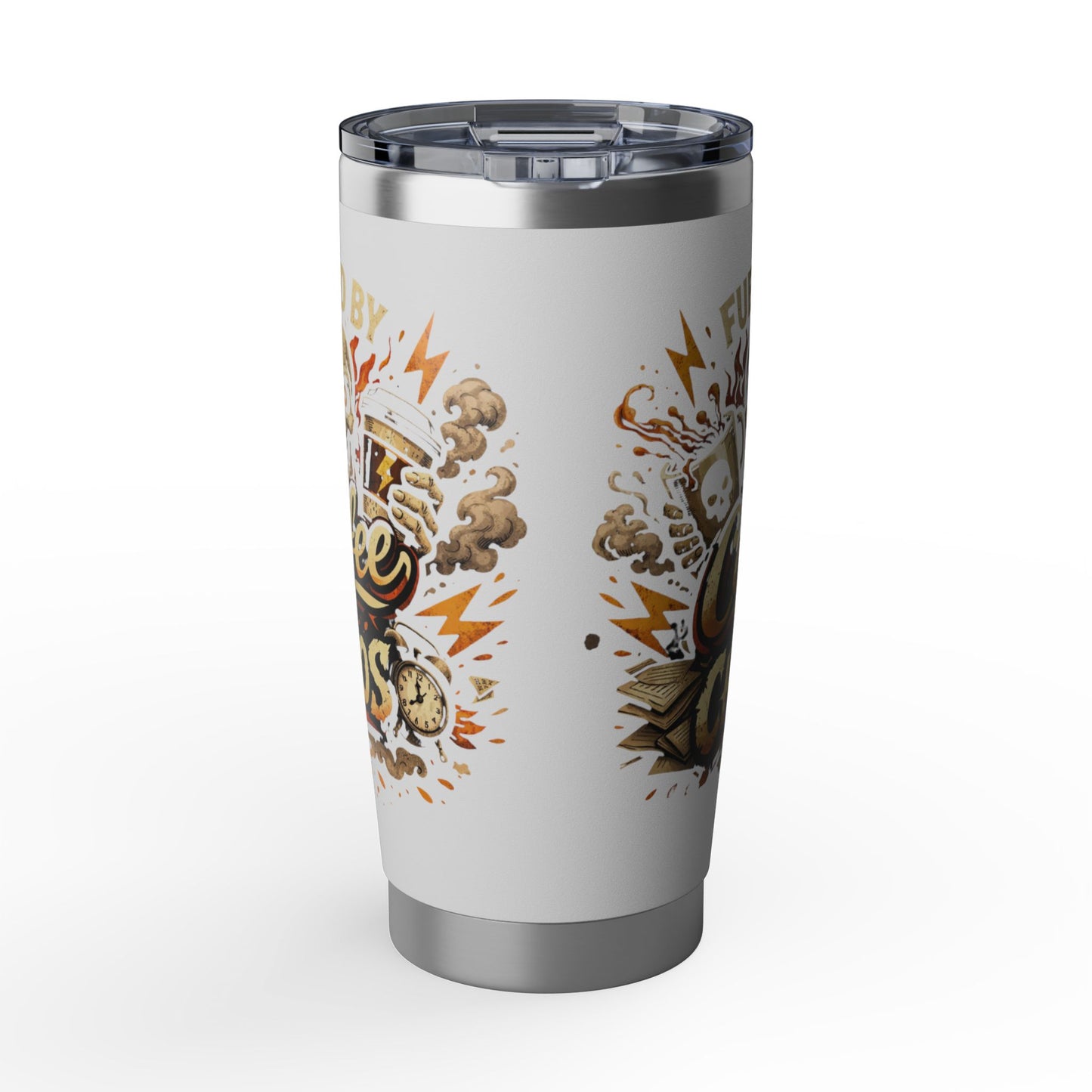 Mit Kaffee und Chaos betrieben Vagabond 20oz Becher / Tasse