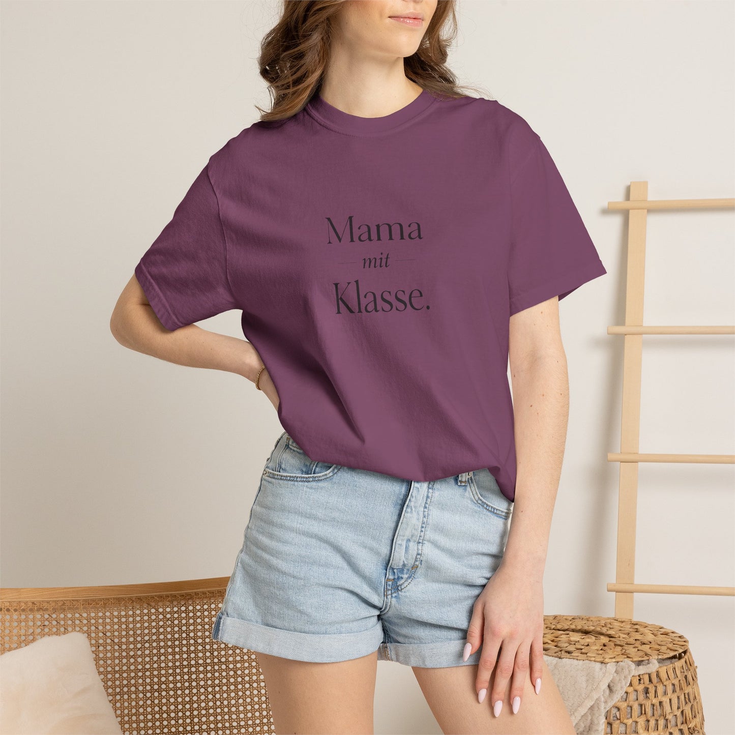 Mama mit Klasse T-Shirt — Stylish German 'Mama with Class' Tee