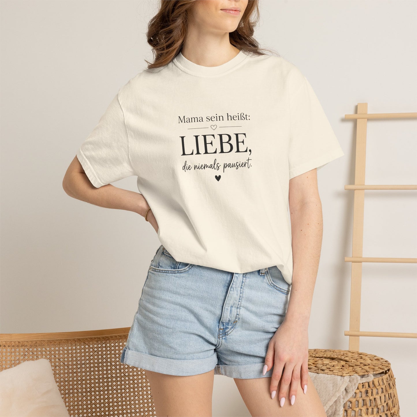 Mama sein heißt: Liebe die niemals pausiert — T-Shirt