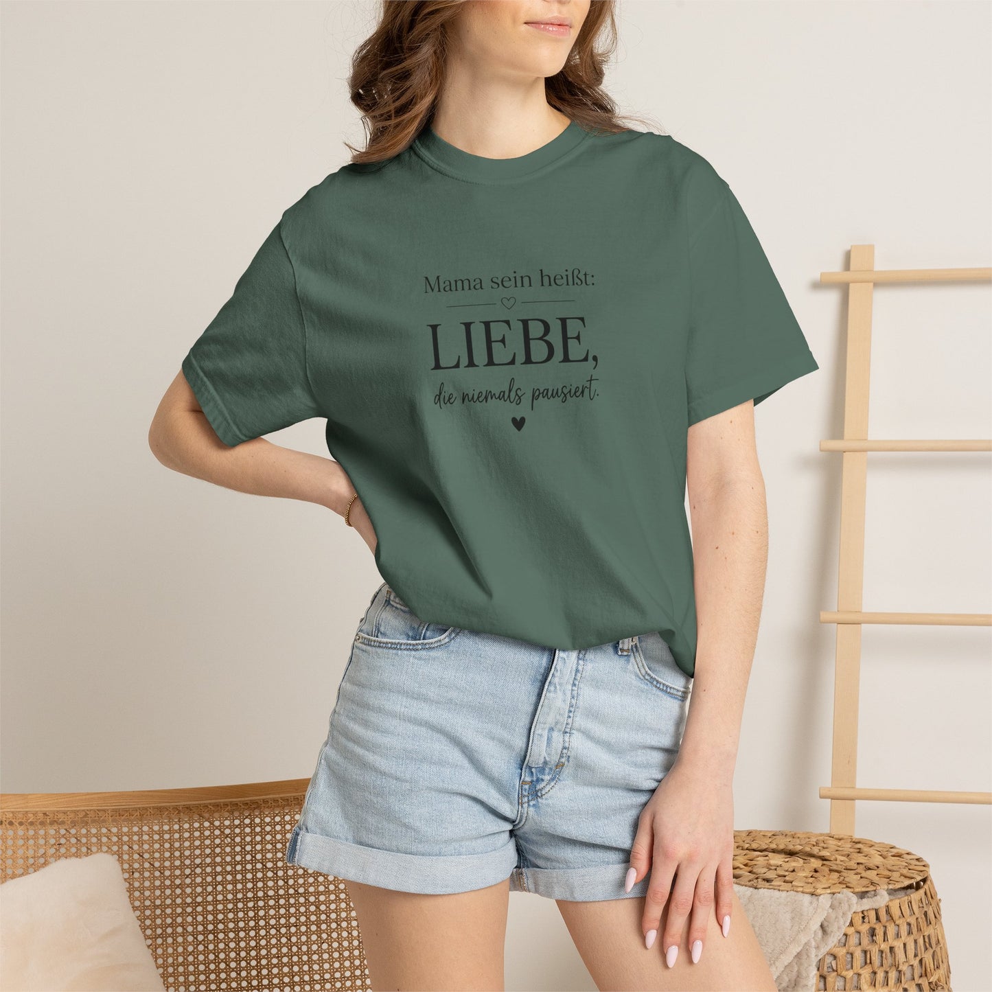 Mama sein heißt: Liebe die niemals pausiert — T-Shirt