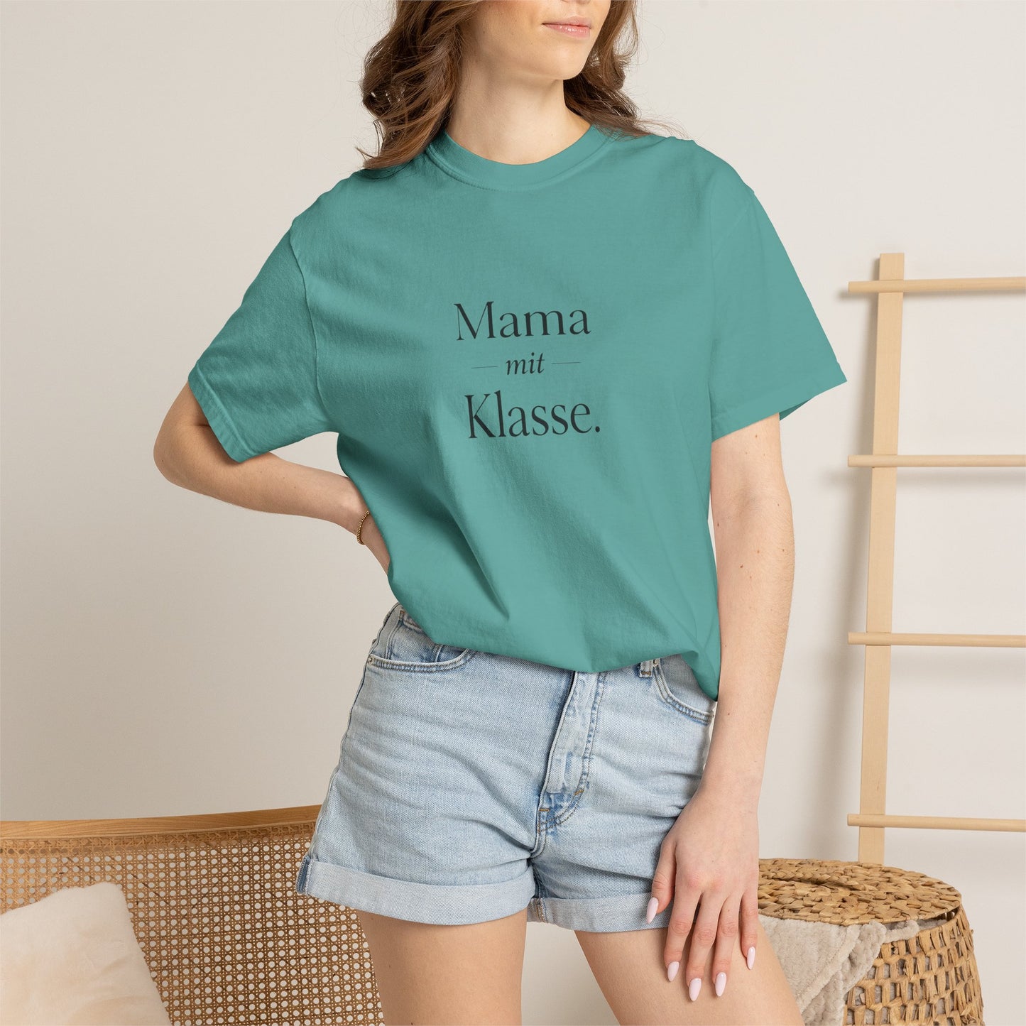 Mama mit Klasse T-Shirt — Stylish German 'Mama with Class' Tee