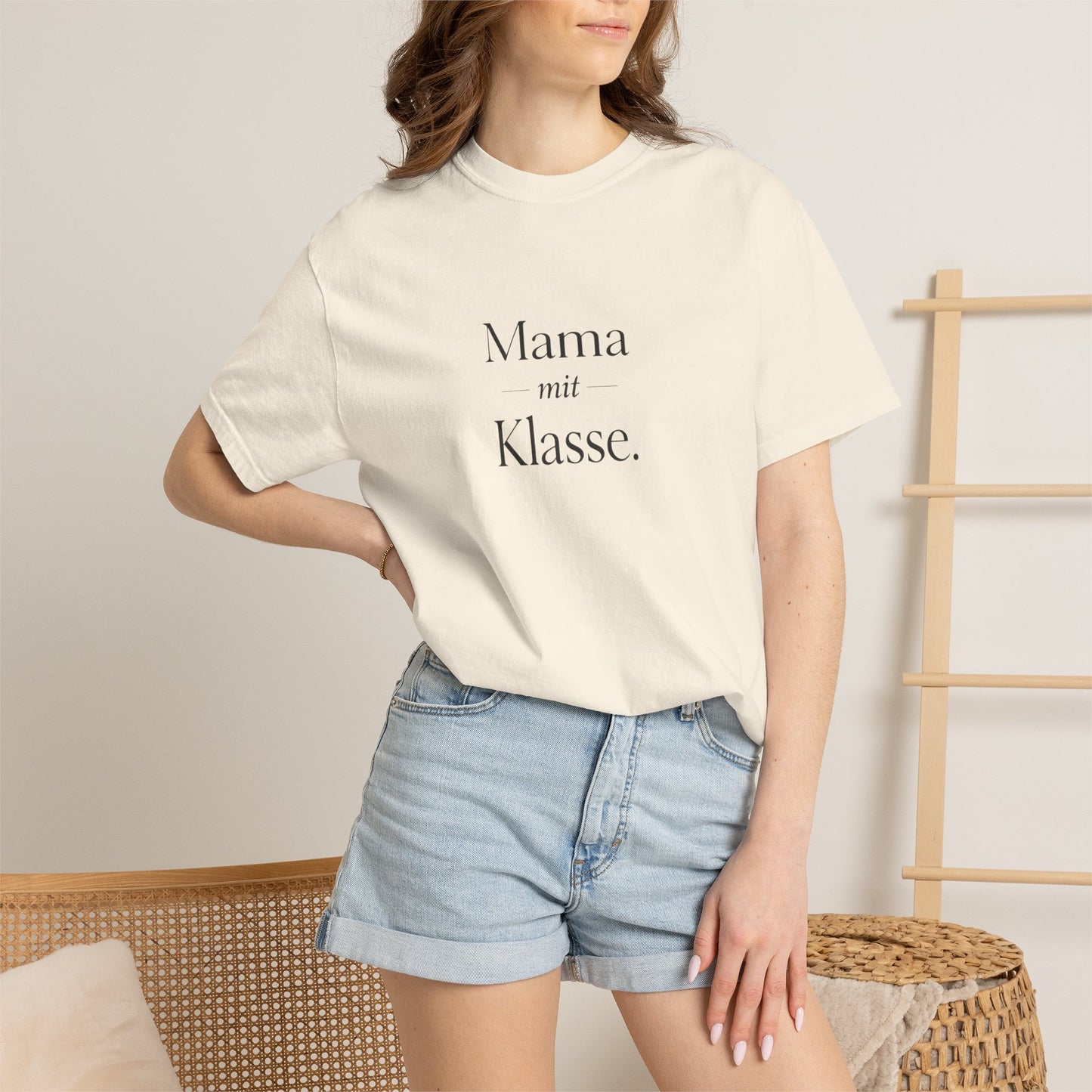 Mama mit Klasse T-Shirt — Stylish German 'Mama with Class' Tee