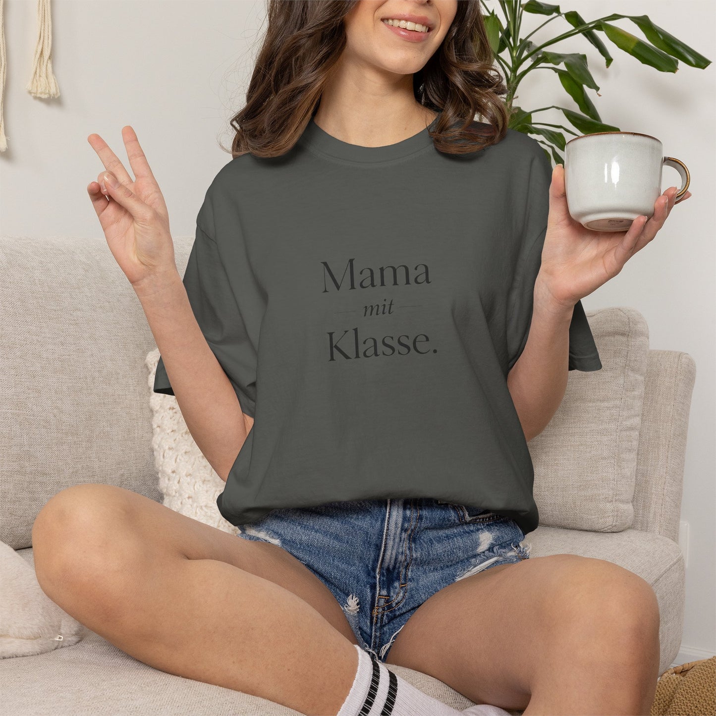 Mama mit Klasse T-Shirt — Stylish German 'Mama with Class' Tee