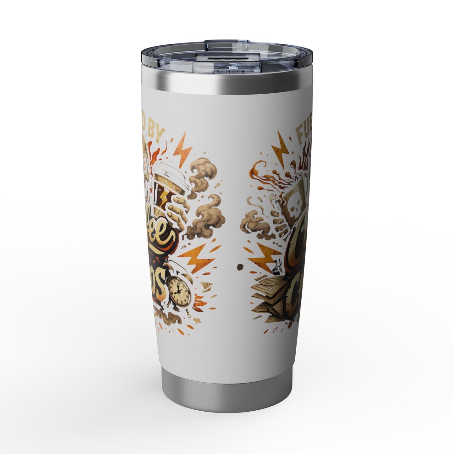 Mit Kaffee und Chaos betrieben Vagabond 20oz Becher / Tasse