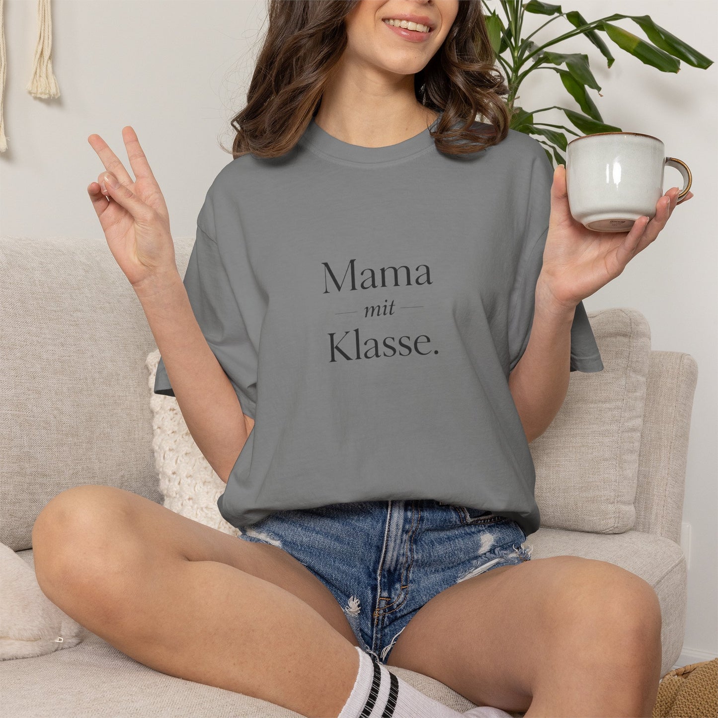 Mama mit Klasse T-Shirt — Stylish German 'Mama with Class' Tee