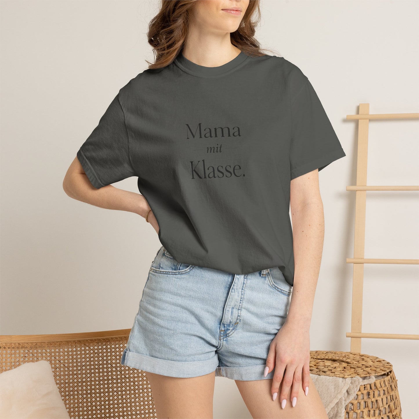 Mama mit Klasse T-Shirt — Stylish German 'Mama with Class' Tee