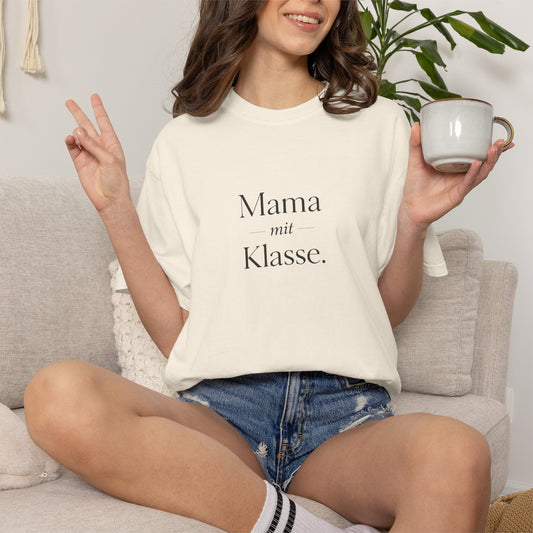 Mama mit Klasse T-Shirt — Stylish German 'Mama with Class' Tee
