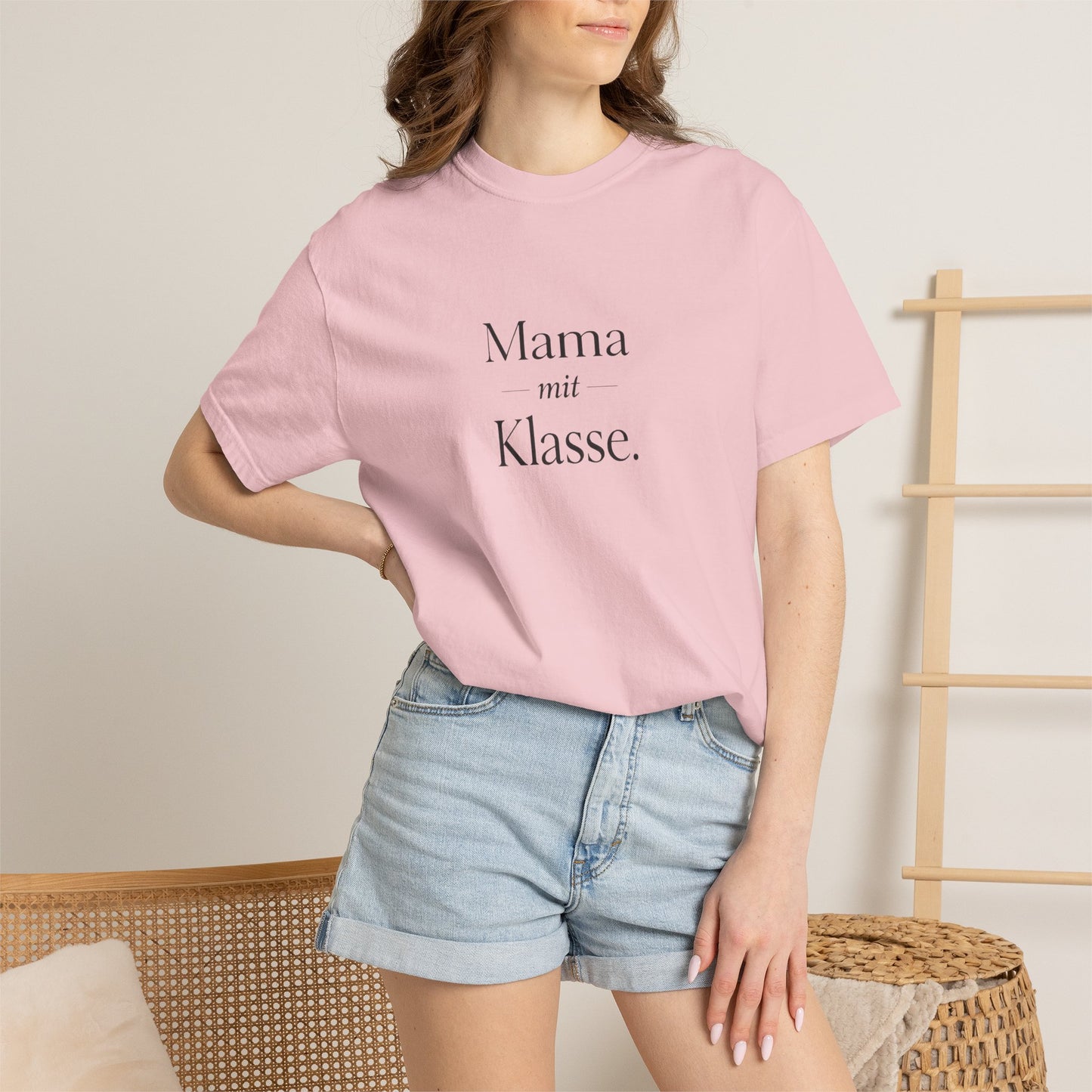 Mama mit Klasse T-Shirt — Stylish German 'Mama with Class' Tee