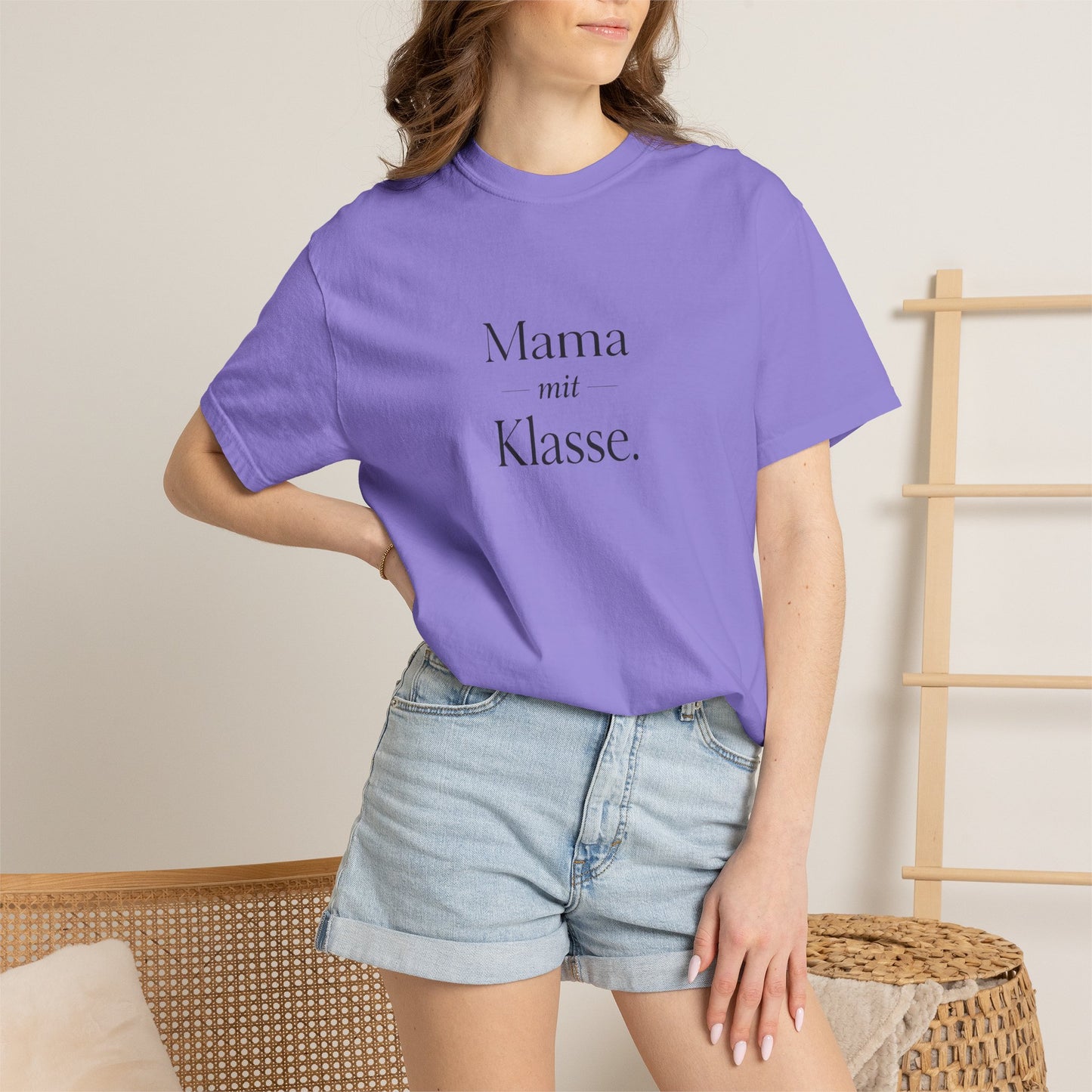 Mama mit Klasse T-Shirt — Stylish German 'Mama with Class' Tee