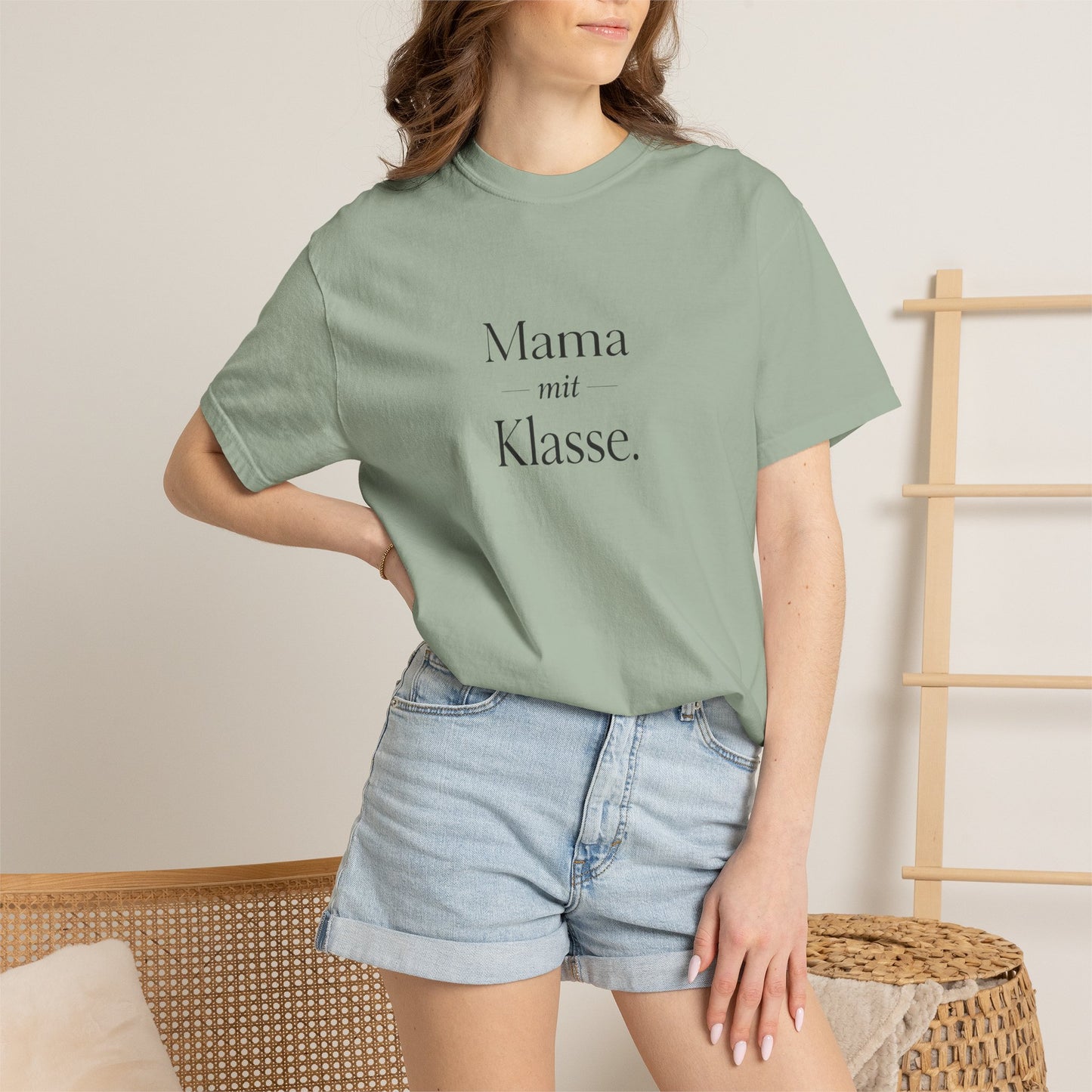 Mama mit Klasse T-Shirt — Stylish German 'Mama with Class' Tee