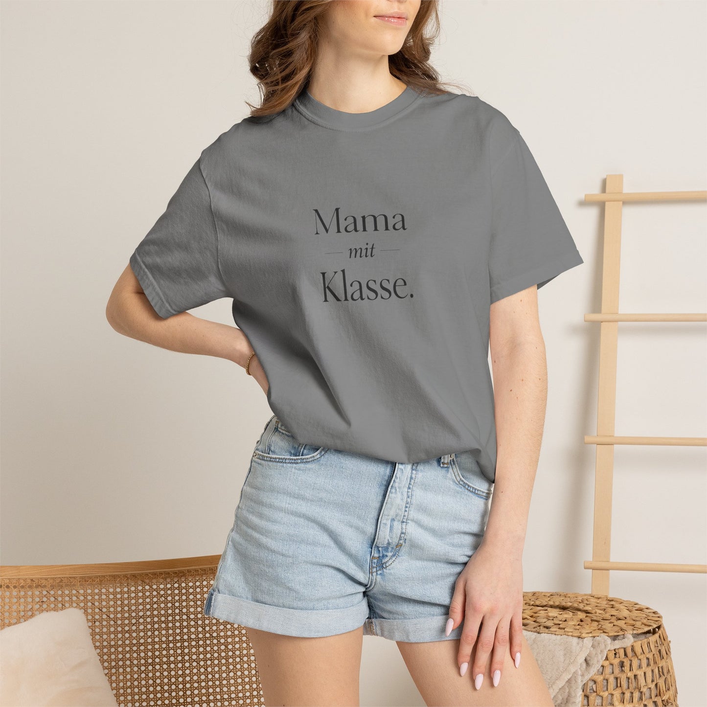 Mama mit Klasse T-Shirt — Stylish German 'Mama with Class' Tee
