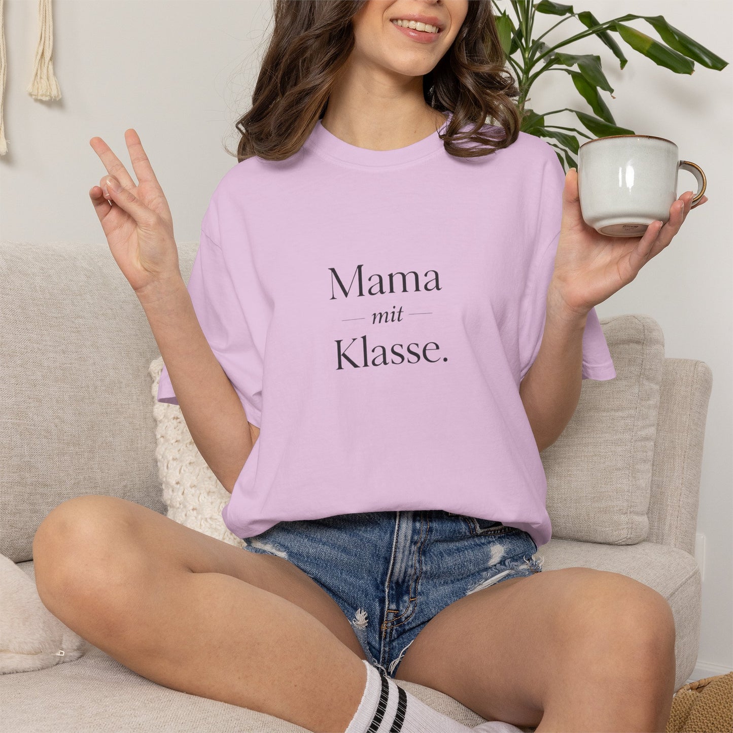 Mama mit Klasse T-Shirt — Stylish German 'Mama with Class' Tee